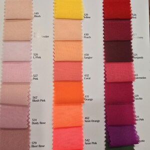 K&ouml;nnte beinhalten: Farbkarte mit 20 Stoffmustern in verschiedenen Farbt&ouml;nen von Rosa, Rot, Orange, Gelb und Gr&uuml;n. Jedes Muster ist mit einer Nummer und einem Farbnamen gekennzeichnet.