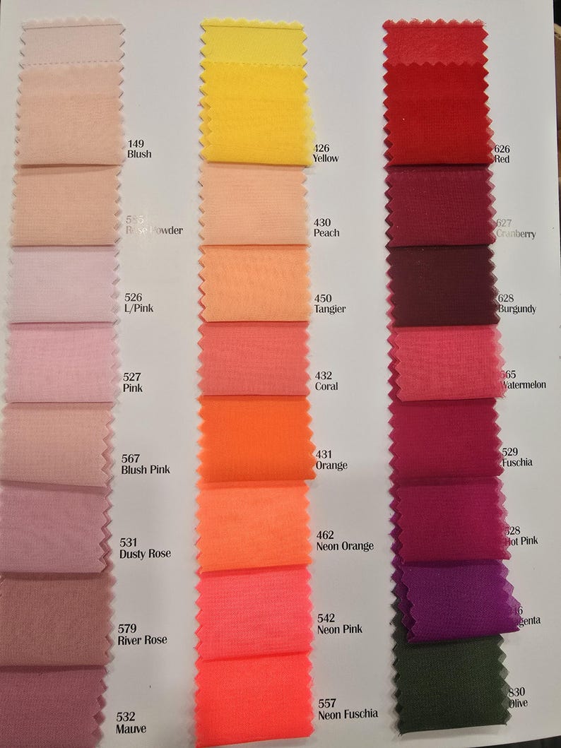 K&ouml;nnte beinhalten: Farbkarte mit 20 Stoffmustern in verschiedenen Farbt&ouml;nen von Rosa, Rot, Orange, Gelb und Gr&uuml;n. Jedes Muster ist mit einer Nummer und einem Farbnamen gekennzeichnet.