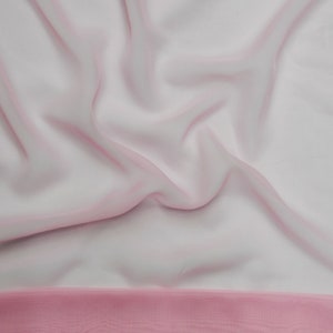 K&ouml;nnte beinhalten: Ein wei&szlig;er, durchsichtiger Stoff mit einem rosa Rand. Der Stoff ist drapiert und gefaltet, wodurch weiche Falten und Knitter entstehen.