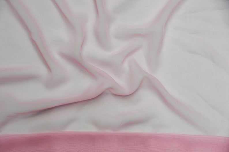 K&ouml;nnte beinhalten: Ein wei&szlig;er, durchsichtiger Stoff mit einem rosa Rand. Der Stoff ist drapiert und gefaltet, wodurch weiche Falten und Knitter entstehen.