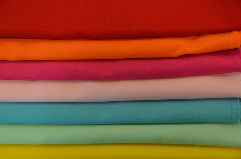 Puede incluir: Un conjunto de muestras de tela en varios colores, incluyendo rojo, naranja, rosa, azul claro, verde y amarillo.