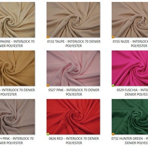 Puede incluir: Una colecci&oacute;n de muestras de tela en varios colores, incluyendo champ&aacute;n, topo, nude, dorado, rosa, fucsia, rosa claro, rojo y verde caza. Cada muestra est&aacute; etiquetada con un nombre de color y una descripci&oacute;n del tipo de tela: "Interlock 70 Denier Polyester".