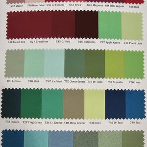 Puede incluir: Una carta de colores con 24 muestras de tela, cada una etiquetada con un n&uacute;mero y un nombre de color. Los colores van del malva al salvia.
