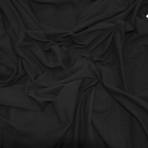 Peut inclure: Tissu noir avec une texture lisse et douce. Le tissu est drap&eacute; et pli&eacute;, montrant sa flexibilit&eacute; et son drap&eacute;.