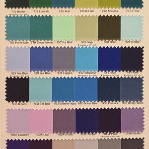 Puede incluir: Una carta de colores de muestras de tela con diferentes colores y nombres. Las muestras est&aacute;n dispuestas en filas y columnas, con cada muestra etiquetada con un n&uacute;mero y un nombre de color. Los colores incluyen cazador, esmeralda, azul verdoso, lima, aguacate, azul verdoso, jade, verde tr&eacute;bol, menta helada, salvia, oliva, azul, azul cielo, azul mar, coppen, turquesa, azul real, azul marino, azul marino, azul Tiffany, aqua chino, azul oc&eacute;ano, pavo real, madera de nogal, lavanda, lila, lila, morado, ciruela, barney, morado, pasa, plata, plata, gris, carb&oacute;n.