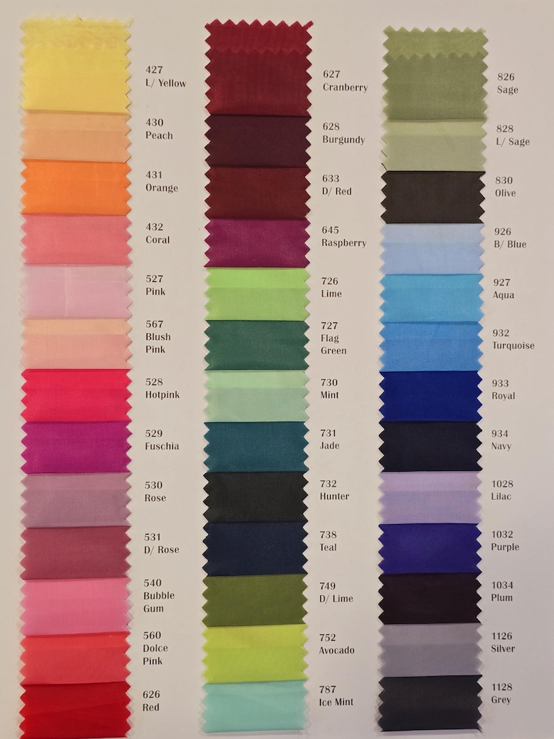 Puede incluir: Una carta de colores con 30 muestras de tela, cada una con un n&uacute;mero y un nombre de color. Los colores van del amarillo al gris, con tonos de rosa, rojo, verde, azul y morado.