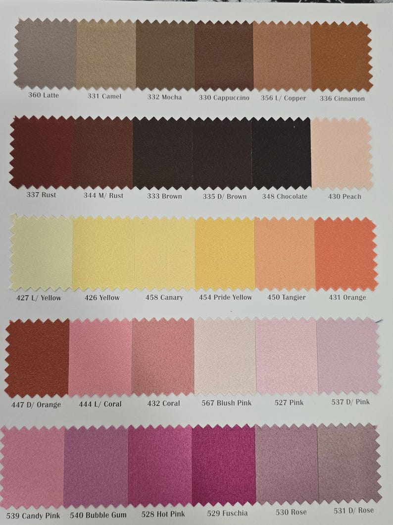 Puede incluir: Una carta de colores con 24 muestras de tela en varios tonos de marr&oacute;n, amarillo, naranja, rosa y rojo. Cada muestra est&aacute; etiquetada con un n&uacute;mero y un nombre de color, como 360 Latte, 331 Camel, 332 Mocha, 330 Cappuccino, 356 L/ Copper, 336 Cinnamon, 337 Rust, 344 M/ Rust, 333 Brown, 335 D/ Brown, 348 Chocolate, 430 Peach, 427 L/ Yellow, 426 Yellow, 458 Canary, 454 Pride Yellow, 450 Tangier, 431 Orange, 447 D/ Orange, 444 L/ Coral, 432 Coral, 567 Blush Pink, 527 Pink, 537 D/ Pink, 539 Candy Pink, 540 Bubble Gum, 528 Hot Pink, 529 Fuschia, 530 Rose, 531 D/ Rose.