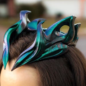 DEATH Rio Vidal Green Witch Crown – Dark Green Purple Iridescent Smooth Finish / From Agatha All Along / Magnetic Headband, Elastic String