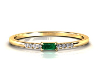 NATURAL Emerald Band / Yellow Gold Emerald Ring / Petite Ring / Jewelry Gift / 14k Gold Band / May Birthstone / Minimalist Emerald Ring