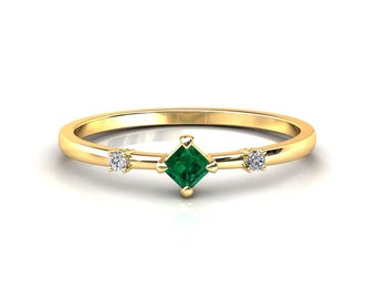 NATURAL Emerald Band / Emerald Stacking Ring / Emerald Stacking Band Petite Ring  / Yellow Gold / May Birthstone / Minimalist Emerald Ring