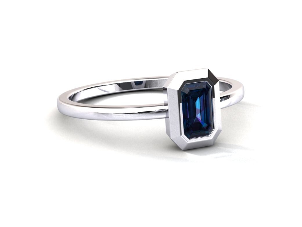 Anillo de alejandrita / Anillo minimalista / Alejandrita de corte esmeralda / Anillo de oro blanco sólido / Joyería de alejandrita / Piedra de nacimiento de junio