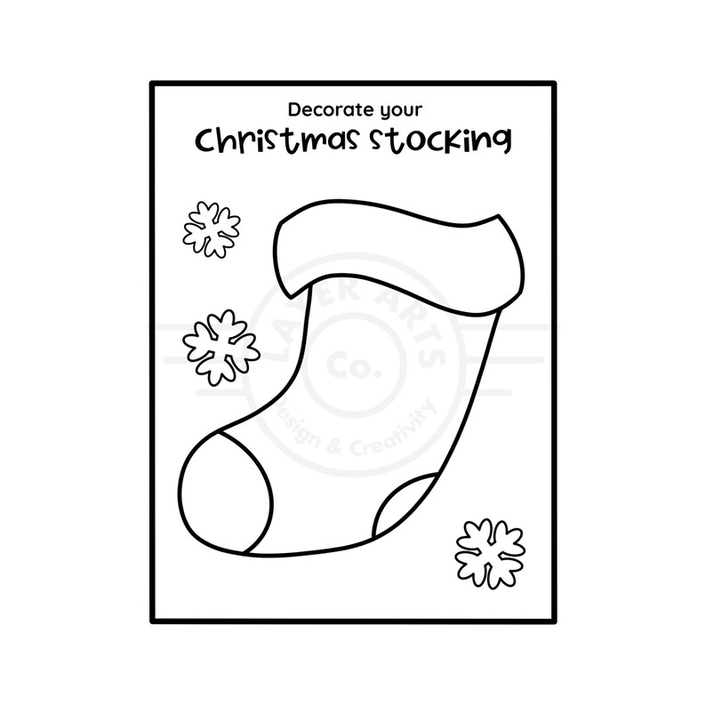 K&ouml;nnte beinhalten: Schwarz-wei&szlig;e Umrisszeichnung eines Weihnachtsstrumpfes mit einem gefalteten Oberteil und Schneeflocken drumherum. Der Text "Dekoriere deinen Weihnachtsstrumpf" befindet sich oben im Bild.