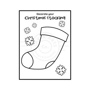K&ouml;nnte beinhalten: Eine schwarz-wei&szlig;e Umrisszeichnung eines Weihnachtsstrumpfes mit Schneeflocken drumherum. Der Text "Dekoriere deinen Weihnachtsstrumpf" steht oben im Bild.