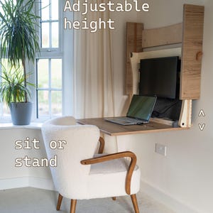 An der Wand befestigter Höhen-verstellbarer schwebender Schreibtisch. Homeoffice Arbeitsplatz. Murphy/Laptop/Sitz oder Steh/Wandtisch/Wandschreibtisch