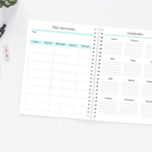 Pode incluir: Agenda espiral aberta com p&aacute;ginas com os textos "Mis horarios" e "Cumplea&ntilde;os". A p&aacute;gina esquerda tem uma grade de hor&aacute;rio semanal, e a p&aacute;gina direita tem uma lista de anivers&aacute;rios. A agenda est&aacute; aberta em uma superf&iacute;cie branca.
