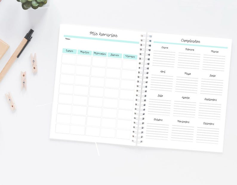 Pode incluir: Agenda espiral aberta com p&aacute;ginas com os textos "Mis horarios" e "Cumplea&ntilde;os". A p&aacute;gina esquerda tem uma grade de hor&aacute;rio semanal, e a p&aacute;gina direita tem uma lista de anivers&aacute;rios. A agenda est&aacute; aberta em uma superf&iacute;cie branca.