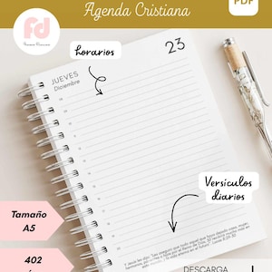 Puede incluir: Una agenda cristiana diaria 2027 en tamaño A5 con encuadernación en espiral. La página abierta muestra un horario para el jueves 23 de diciembre, con espacios de 08 a 20, un versículo bíblico diario de Lucas 18:29-30 y un icono de descarga.