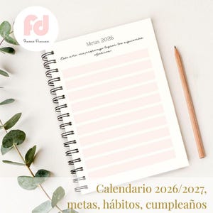 May include: A spiral-bound planner with a light pink striped design, a wooden pencil, and text that reads "Metas 2026". The planner is open to a page with lines for goals. The text "Calendario 2026/2027, metas, h&aacute;bitos, cumplea&ntilde;os" is also visible.