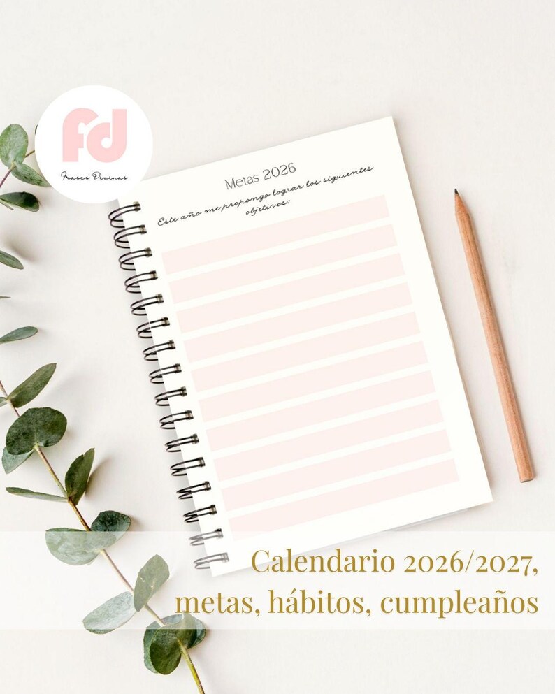 May include: A spiral-bound planner with a light pink striped design, a wooden pencil, and text that reads "Metas 2026". The planner is open to a page with lines for goals. The text "Calendario 2026/2027, metas, h&aacute;bitos, cumplea&ntilde;os" is also visible.
