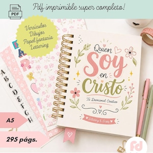 May include: A spiral-bound creative devotional journal with a cream cover featuring the text Quien Soy en Cristo, floral illustrations, and heart accents. The set includes printable pages with alphabet lettering, floral patterns, and decorative elements.