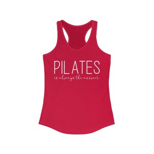 Peut inclure: Un d&eacute;bardeur rouge avec le texte "PILATES is always the answer" en blanc.