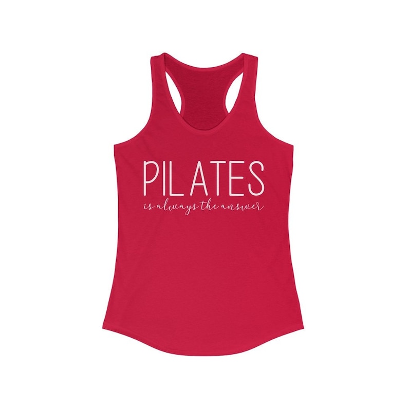 Peut inclure: Un d&eacute;bardeur rouge avec le texte "PILATES is always the answer" en blanc.