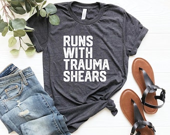 Corre com tesouras de trauma paramédico camisa unissex engraçado emt presente ideia ambulância técnico médico de emergência ems resgate nicu enfermeira