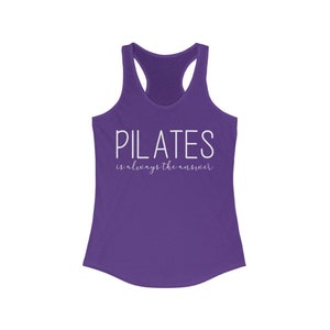 Peut inclure: D&eacute;bardeur violet avec le texte "PILATES is always the answer" en blanc.