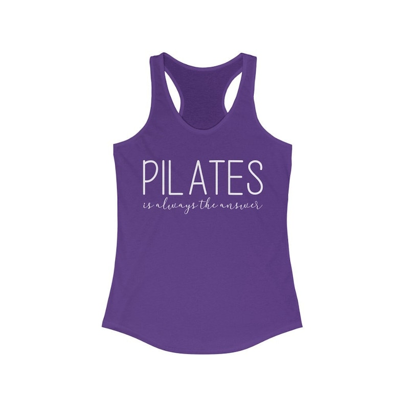 Peut inclure: D&eacute;bardeur violet avec le texte "PILATES is always the answer" en blanc.
