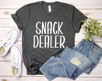 Snack dealer shirt, grappig cadeau voor moeder, geweldig cadeau idee voor moeder, grappige moeder tee's, grappige moeder t-shirts, moeder verjaardag, moeder van jongeren