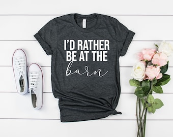 Prefiero estar en el granero, chica de granero, camisa de chica de campo, regalo para el dueño de caballos, regalo de entrenador de caballos, camisa de chica de granja de campo, rescate de caballos