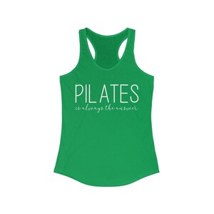 Peut inclure: D&eacute;bardeur vert avec un texte blanc qui dit "PILATES is always the answer".