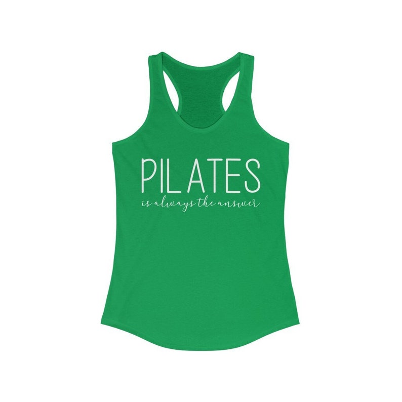 Peut inclure: D&eacute;bardeur vert avec un texte blanc qui dit "PILATES is always the answer".