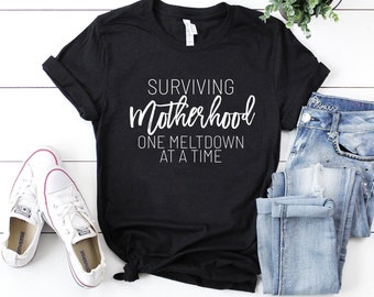 Camiseta divertida para mamá, camiseta para esposa, camiseta para mamá, sobreviviendo a la maternidad un colapso a la vez, camiseta de la vida de mamá, regalo del día de la madre, cumpleaños de mamá