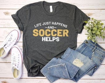 Voetbal moeder shirt, voetbal moeder voetbal vader, shirt met gezegden unisex shirt, voetbalshirt, shirt voor voetbal moeder, voetbal cadeau leven gebeurt shirt