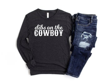 Linda camisa country de manga larga, dibs en el vaquero, regalo amante de la música country del sur, camisa de chica de granja de rodeo, chica de campo, chica de Texas
