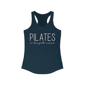 Peut inclure: Un d&eacute;bardeur bleu marine avec le texte "PILATES is always the answer" en blanc.