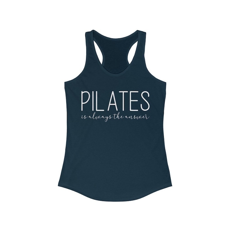 Peut inclure: Un d&eacute;bardeur bleu marine avec le texte "PILATES is always the answer" en blanc.