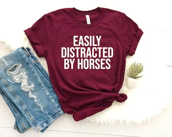 Camisa amante de los caballos, fácilmente distraída por la camisa de los caballos, camisa amante de los animales, regalo para el dueño del caballo, regalo del entrenador de caballos, camiseta de rescate de caballos gg