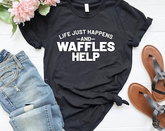 Lustiges T-Shirt Leben einfach passiert und Waffeln helfen Shirt Waffeln Shirt Frühstück Liebhaber Waffel Geschenk Waffeln Mama Wochenende T-Shirt lustiges Papa Geschenk