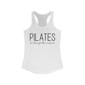 Peut inclure: Un d&eacute;bardeur blanc avec le texte "PILATES is always the answer" en noir.