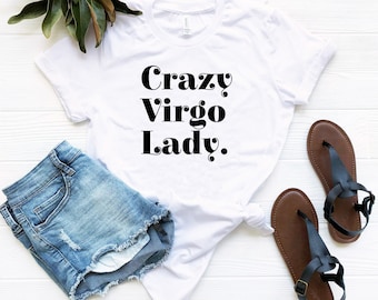 以下が含まれることがあります： 黒い文字で「Crazy Virgo Lady.」と書かれた白いTシャツ