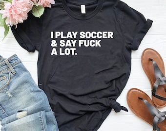 Voetbal moeder shirt, voetbal cadeau, shirt voor voetbal moeder, voetbal shirt, shirt met gezegden unisex shirt, voetbal moeder voetbal vader, ik speel voetbal tee