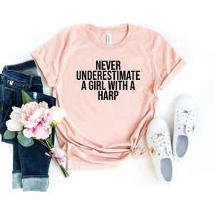 Ne sous-estimez jamais une fille avec une chemise de harpe drôle t-shirt de harpiste chemise d'instrument de harpe joueur de harpe cadeau de musicien de harpe pour harpiste
