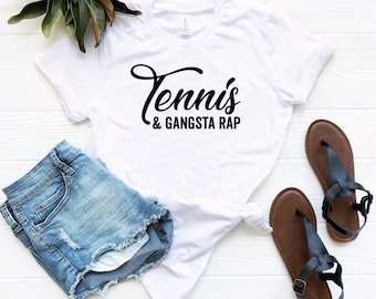 Tenis y gangsta rap aman la camisa de tenis, camisa de mamá tenis, regalo de tenis para mujeres, camisa de mamá deportiva, camisa de amiga deportiva, regalo divertido para ella