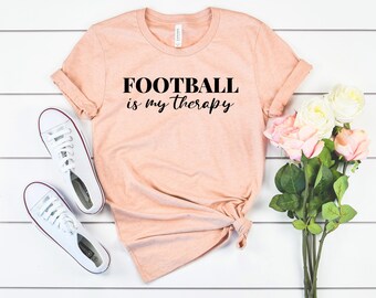 Fußball ist meine Therapie Shirt lustiges Fußball Mama Shirt, Fußball Shirts, personalisierte Fußball Shirt, Geschenk für Mama, Mama Fußball Shirt