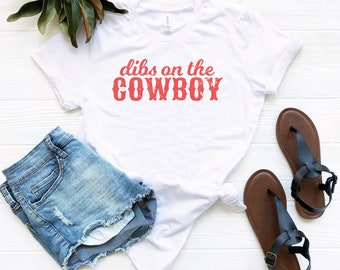 Linda camisa country, dibs en el vaquero, regalo amante de la música country del sur, camisa de chica de granja de rodeo, chica de campo de Texas, color country divertido