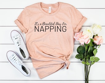 Grappig cadeau voor een dutjesliefhebber: een lui shirt, een grappig shirt voor de dutjeskoningin, een leuk cadeau voor iemand die graag een dutje doet, een shirt met de tekst "Het is een mooie dag om een dutje te doen", een leuk cadeau-idee voor een dutje.