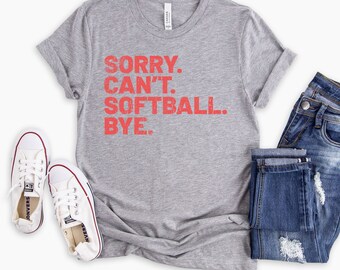 Puede incluir: Camiseta gris con el texto "SORRY. CAN'T. SOFTBALL. BYE." en rojo.