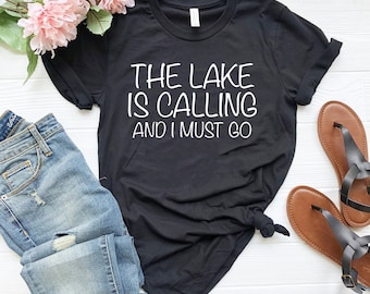 O lago está me chamando e eu preciso ir! Camiseta perfeita para férias, ideal para quem ama viajar e curtir um dia no lago. Presente ideal para amantes de viagens e viagens, perfeita para ela! Camiseta com a vibe do lago.